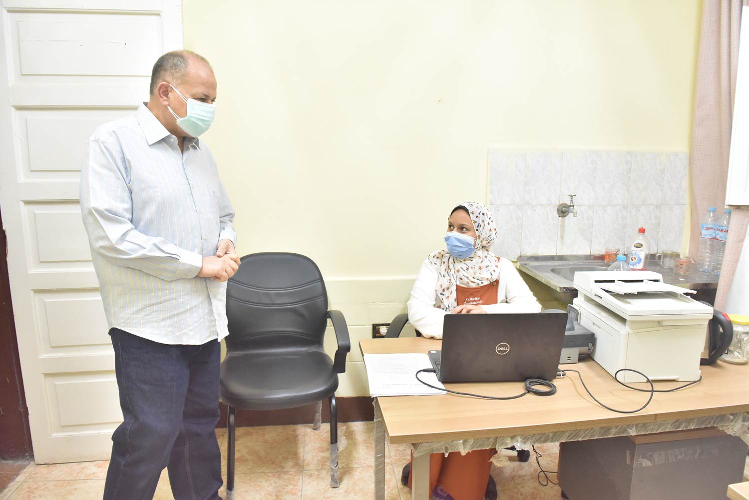 محافظ أسيوط يتفقد مركز تطعيم المواطنين بلقاح كورونا بالمركز الصحي الحضري بالوليدية (3)
