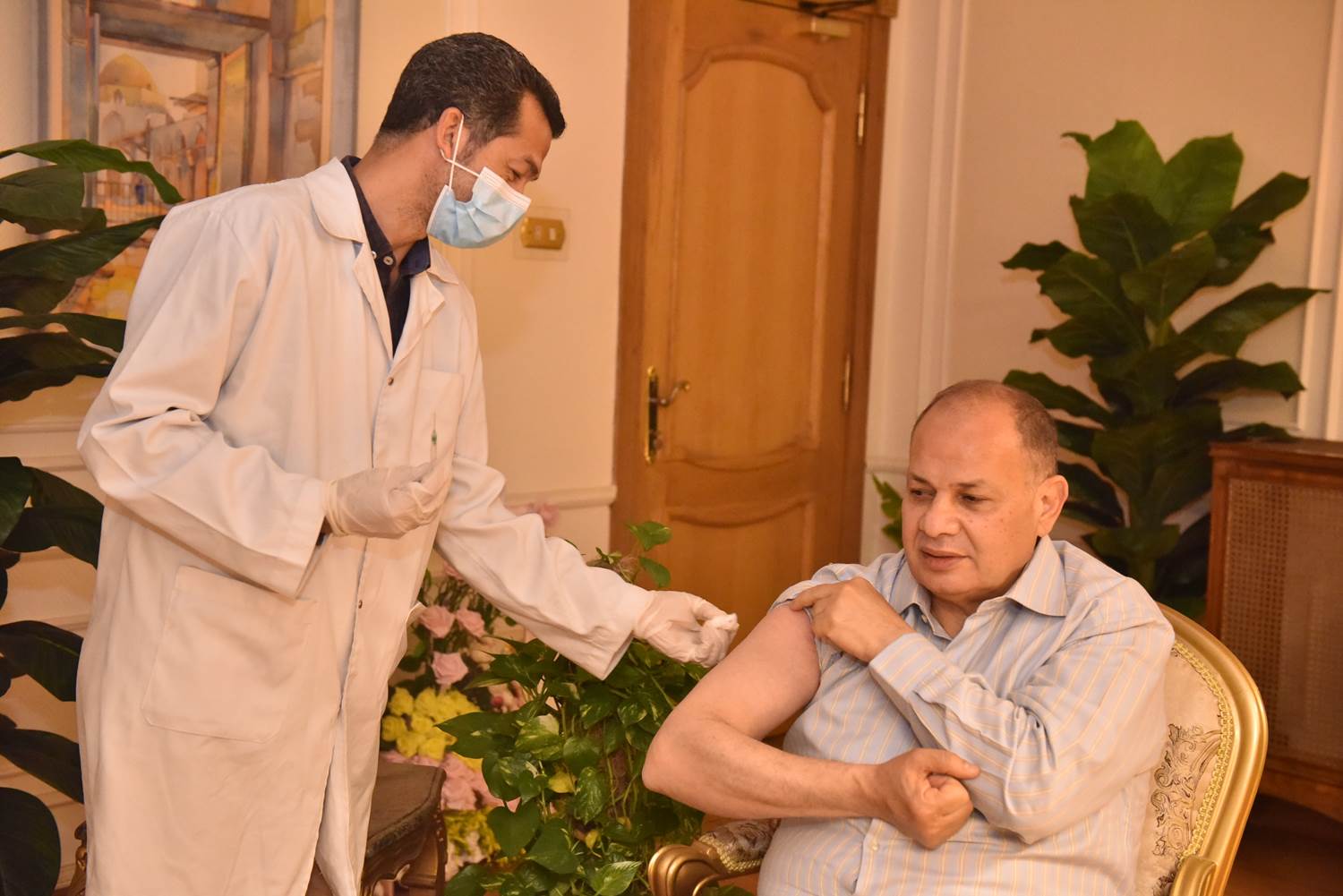 محافظ أسيوط يتلقى لقاح كورونا (3)