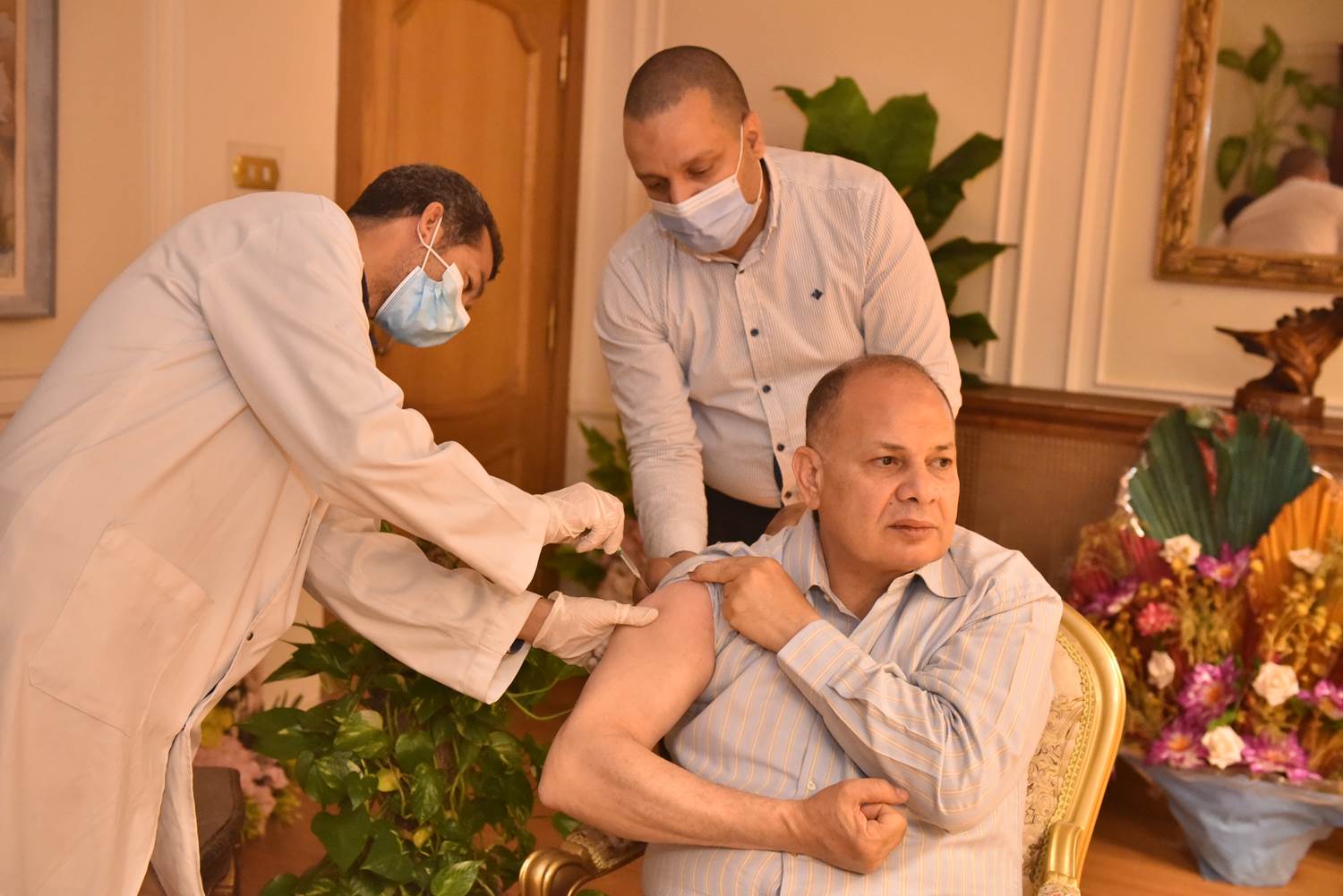 محافظ أسيوط يتلقى لقاح كورونا (2)
