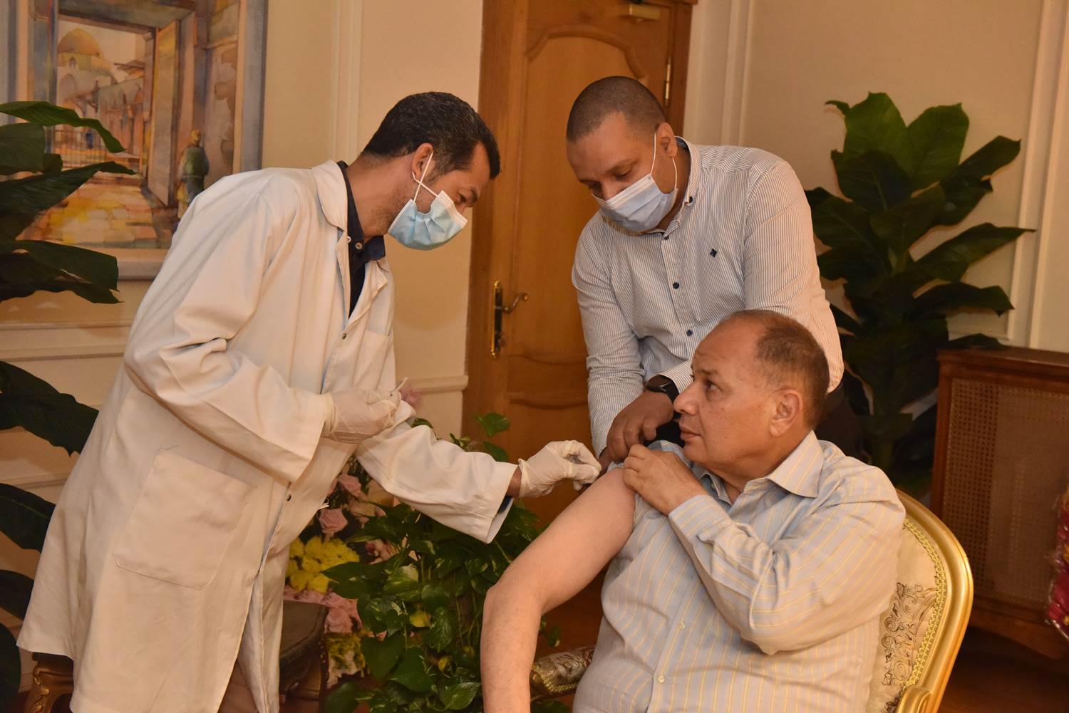 محافظ أسيوط يتلقى لقاح كورونا (1)