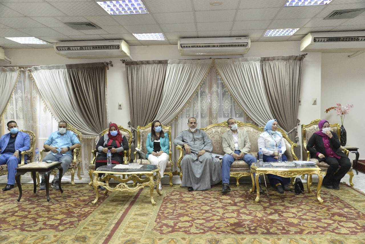 محافظ أسيوط يلتقي بأعضاء مجلسي النواب والشيوخ ومسئولي القطاع الصحي بالمحافظة (6)