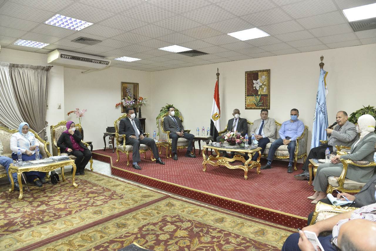 محافظ أسيوط يلتقي بأعضاء مجلسي النواب والشيوخ ومسئولي القطاع الصحي بالمحافظة (5)