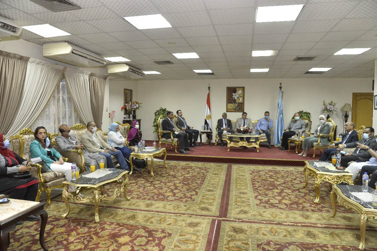 محافظ أسيوط يلتقي بأعضاء مجلسي النواب والشيوخ ومسئولي القطاع الصحي بالمحافظة (3)