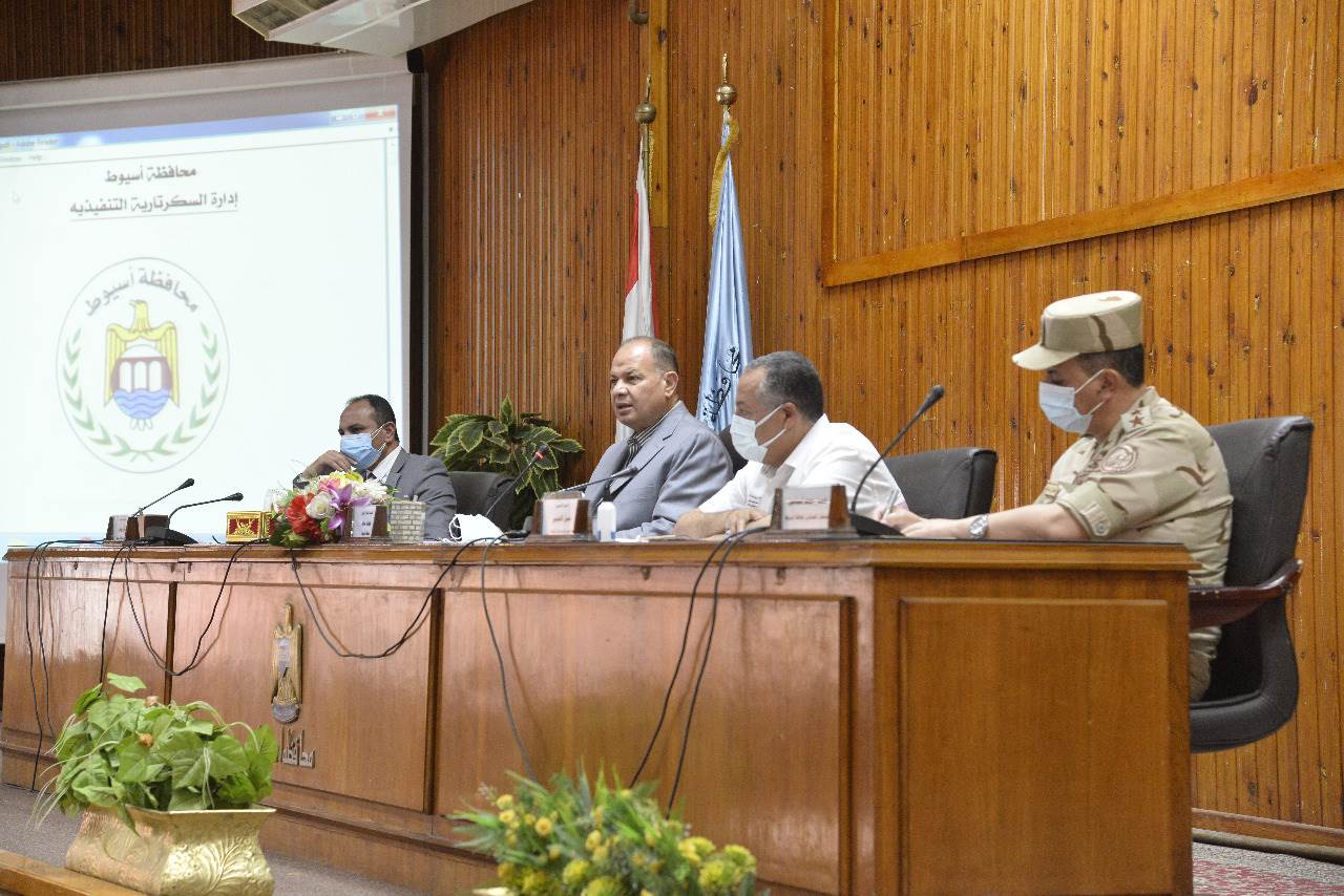 خلال جلسة المجلس التنفيذي محافظ أسيوط يوجه بتكثيف حملات التعقيم والنظافة (7)