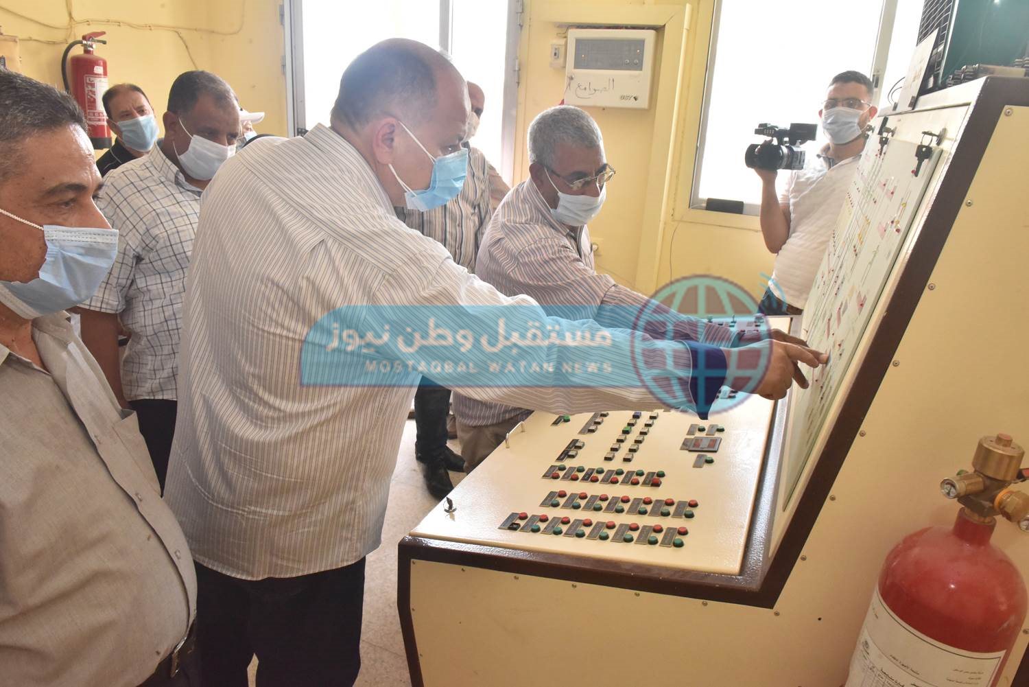 محافظ أسيوط يتفقد صوامع مطاحن مصر الوسطى لمتابعة توريد القمح (12)