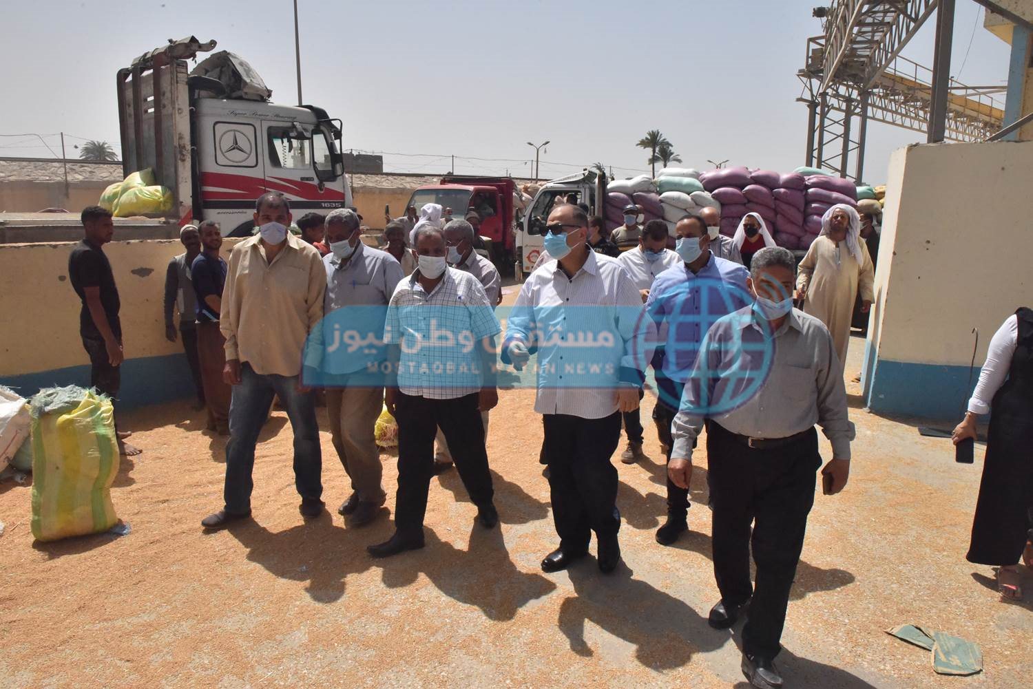 محافظ أسيوط يتفقد صوامع مطاحن مصر الوسطى لمتابعة توريد القمح (8)