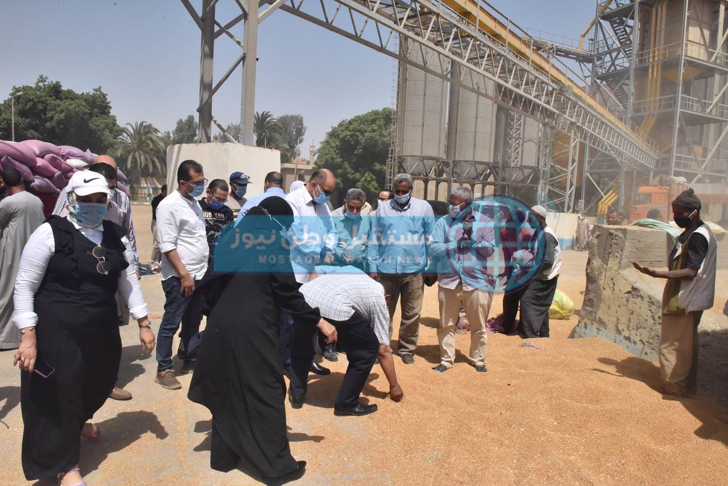 محافظ أسيوط يتفقد صوامع مطاحن مصر الوسطى لمتابعة توريد القمح (5)