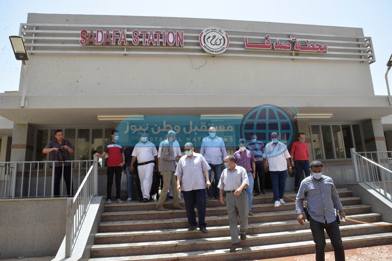 محافظ أسيوط يتفقد تعقيم محطة السكة الحديد وشفط الأتربة من الطريق الزراعي بصدفا (12)