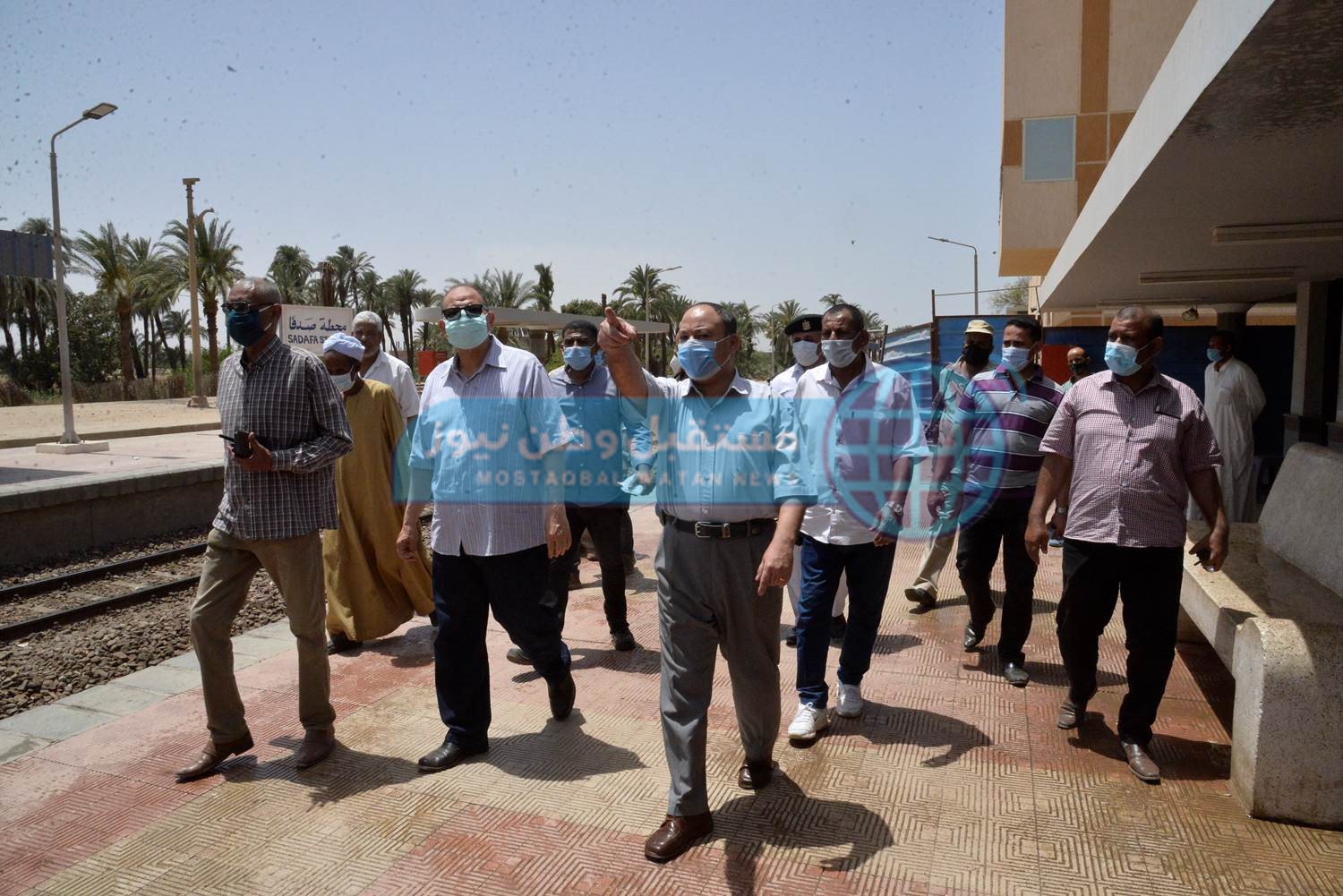 محافظ أسيوط يتفقد تعقيم محطة السكة الحديد وشفط الأتربة من الطريق الزراعي بصدفا (10)