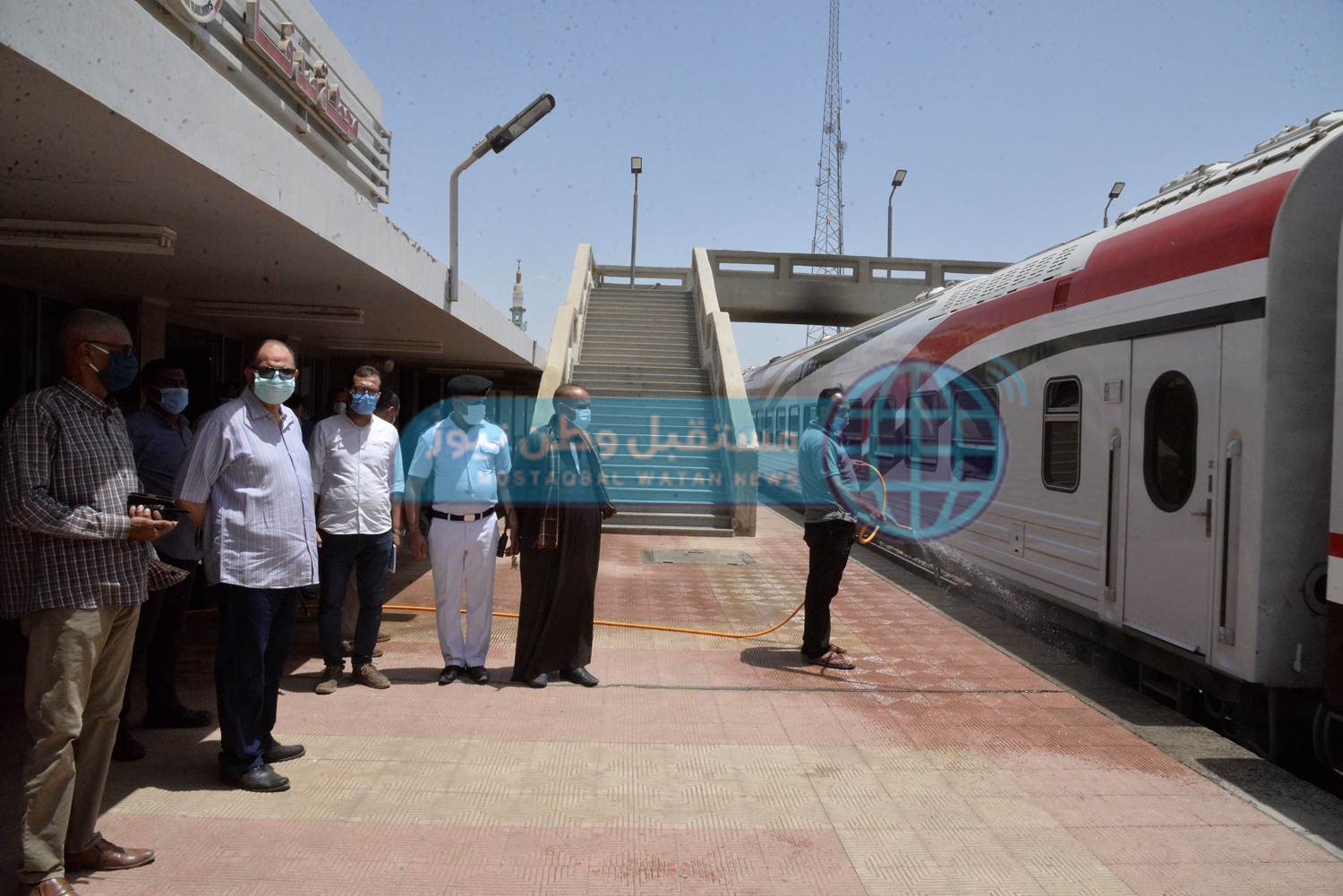 محافظ أسيوط يتفقد تعقيم محطة السكة الحديد وشفط الأتربة من الطريق الزراعي بصدفا (6)