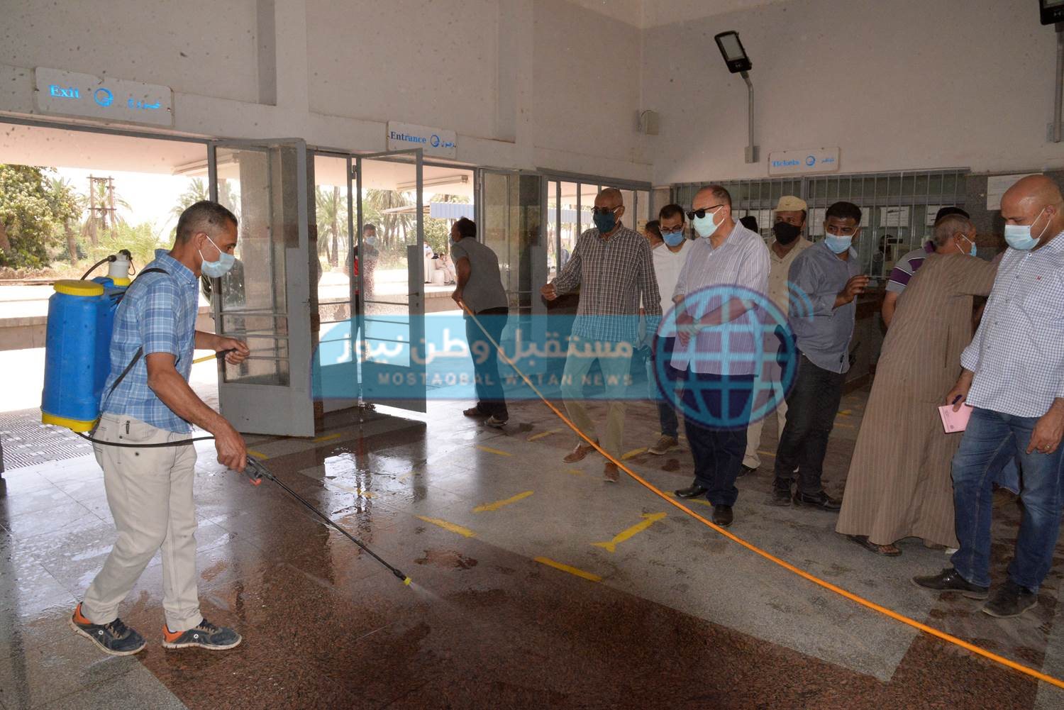 محافظ أسيوط يتفقد تعقيم محطة السكة الحديد وشفط الأتربة من الطريق الزراعي بصدفا (4)