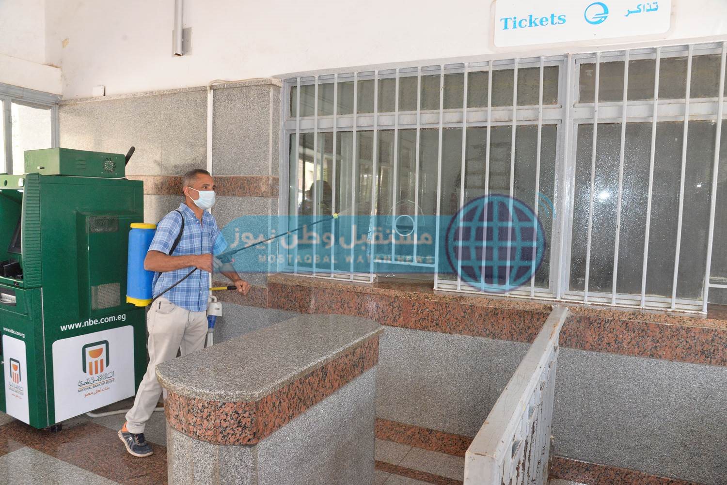 محافظ أسيوط يتفقد تعقيم محطة السكة الحديد وشفط الأتربة من الطريق الزراعي بصدفا (3)