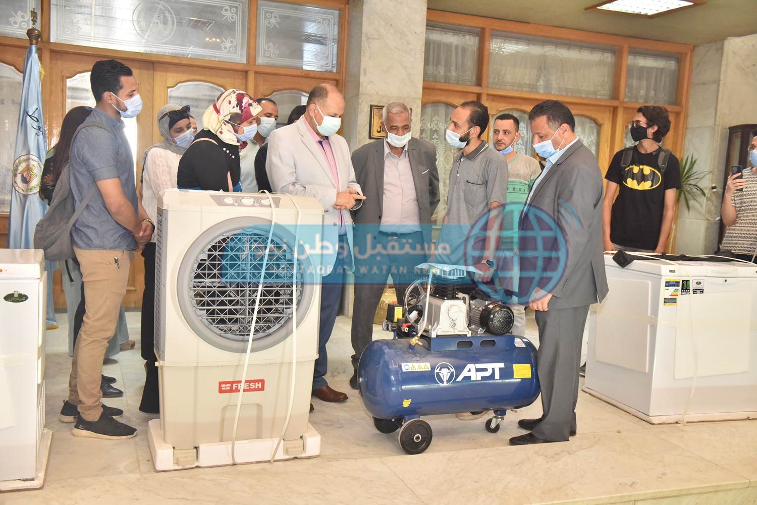 محافظ أسيوط يوزع 20مشروعًا لـ 25 شاب وفتاة ضمن تمكين 2 (5)