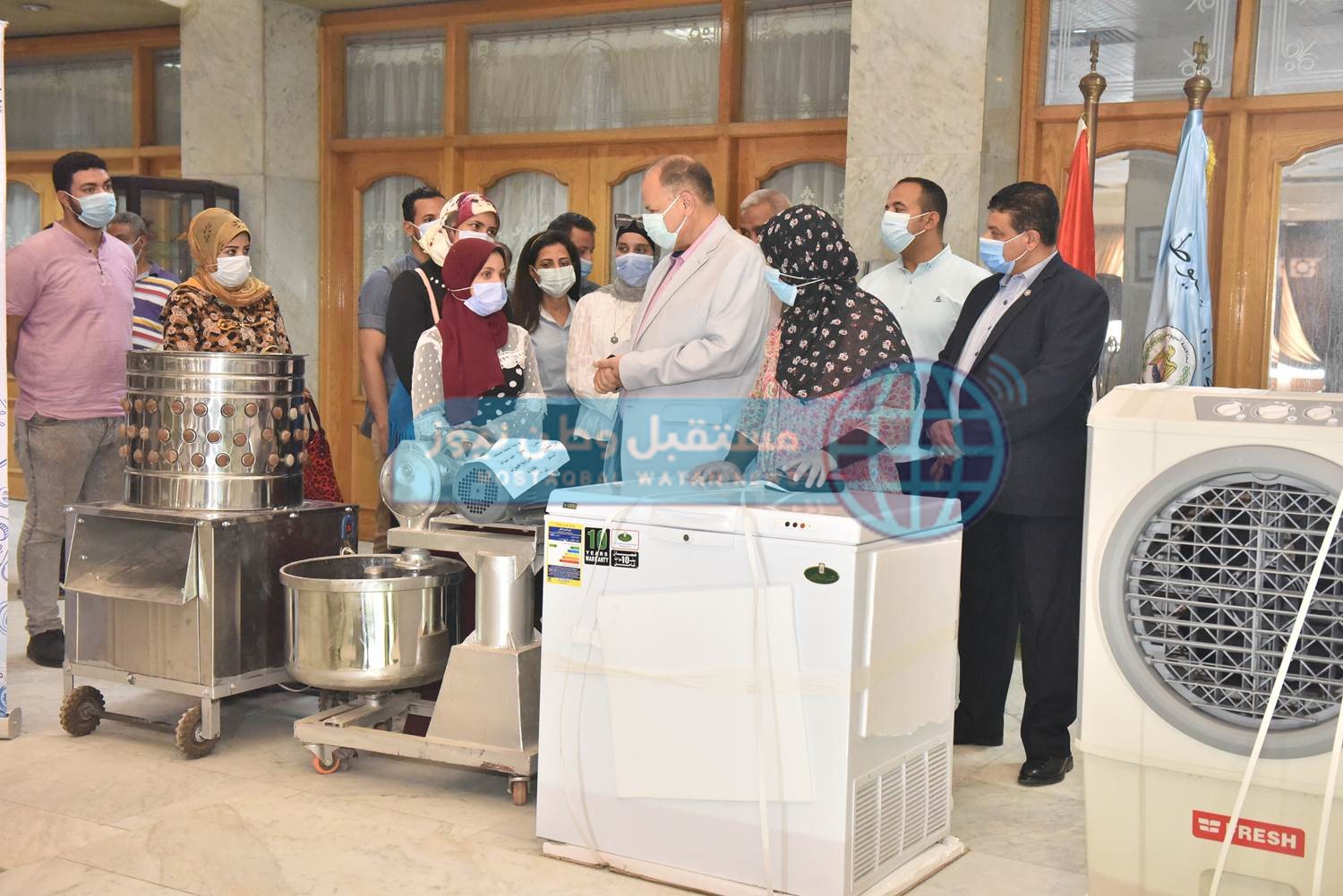 محافظ أسيوط يوزع 20مشروعًا لـ 25 شاب وفتاة ضمن تمكين 2 (3)