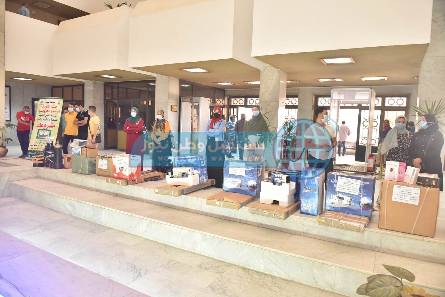 محافظ أسيوط يوزع 20مشروعًا لـ 25 شاب وفتاة ضمن تمكين 2 (2)