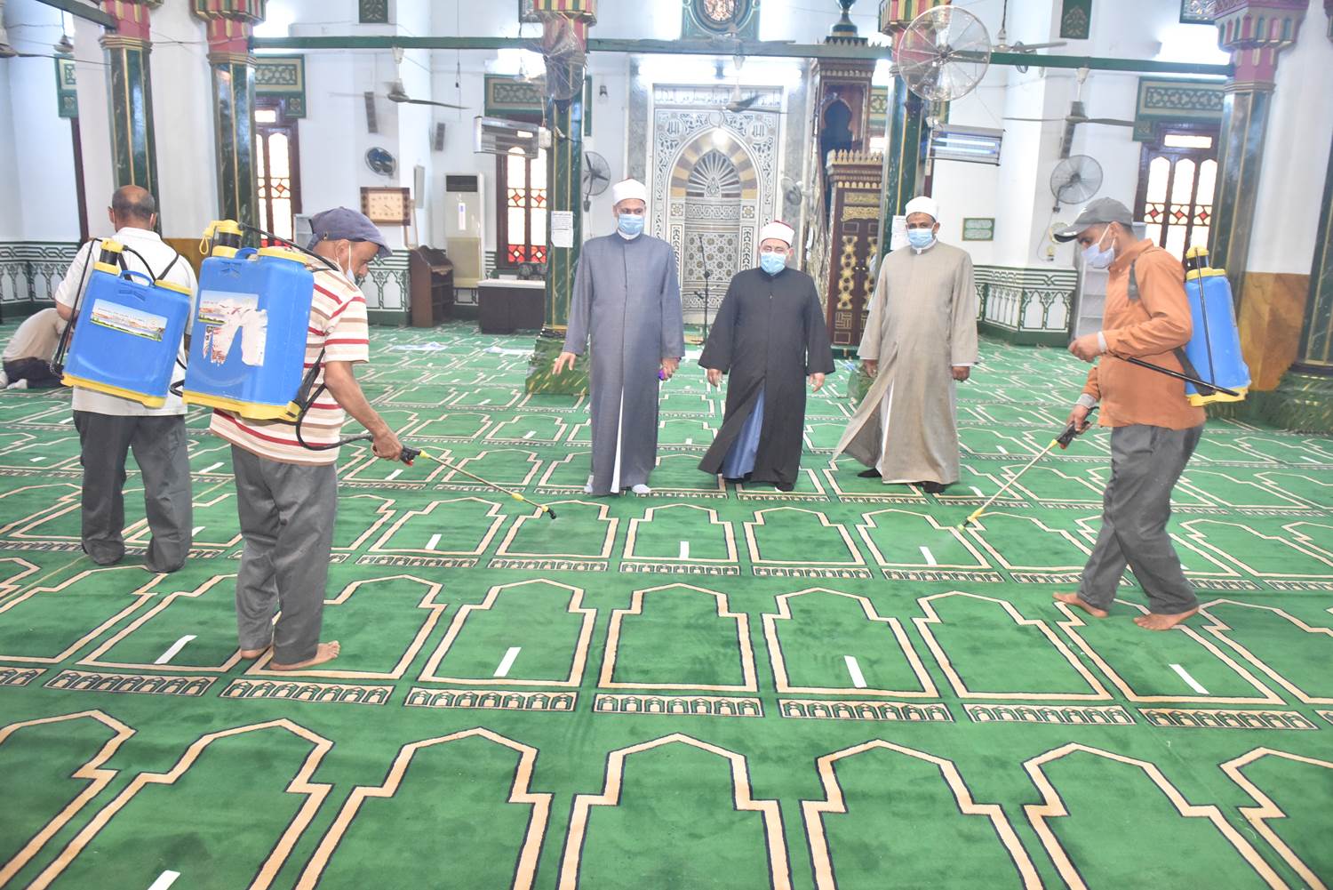 محافظ أسيوط يتفقد أعمال تعقيم وتطهير دور العبادة ومحطات الأتوبيس والبنوك (7)