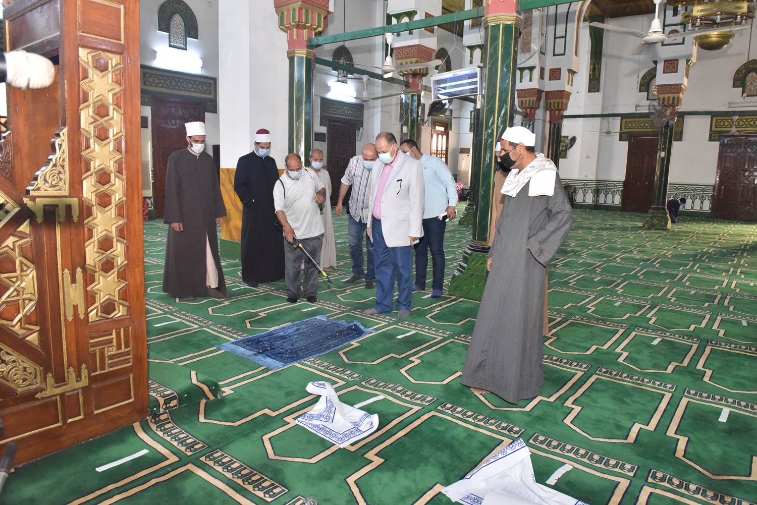 محافظ أسيوط يتفقد أعمال تعقيم وتطهير دور العبادة ومحطات الأتوبيس والبنوك (3)