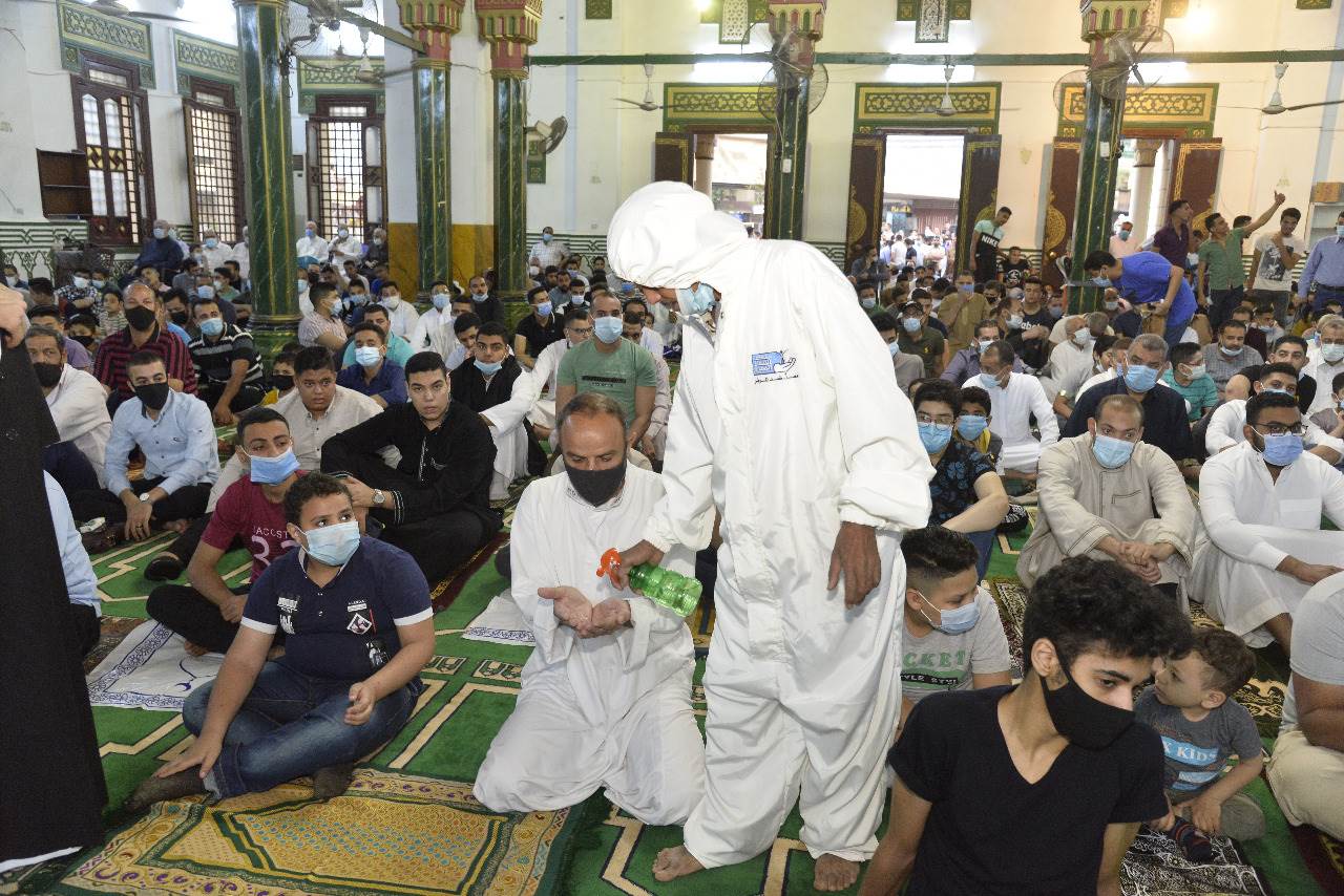محافظ أسيوط يؤدي صلاة عيد الفطر المبارك بمسجد ناصر (5)