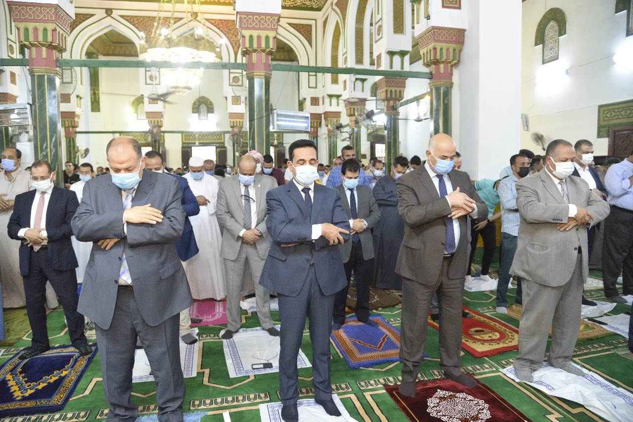 محافظ أسيوط يؤدي صلاة عيد الفطر المبارك بمسجد ناصر (10)