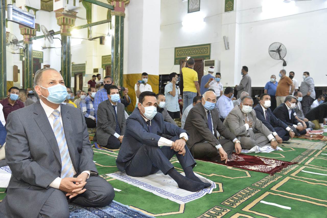 محافظ أسيوط يؤدي صلاة عيد الفطر المبارك بمسجد ناصر (15)