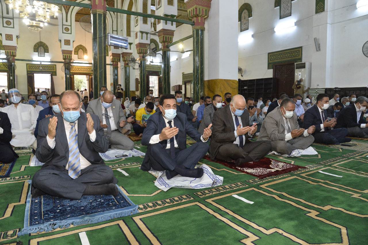 محافظ أسيوط يؤدي صلاة عيد الفطر المبارك بمسجد ناصر (16)