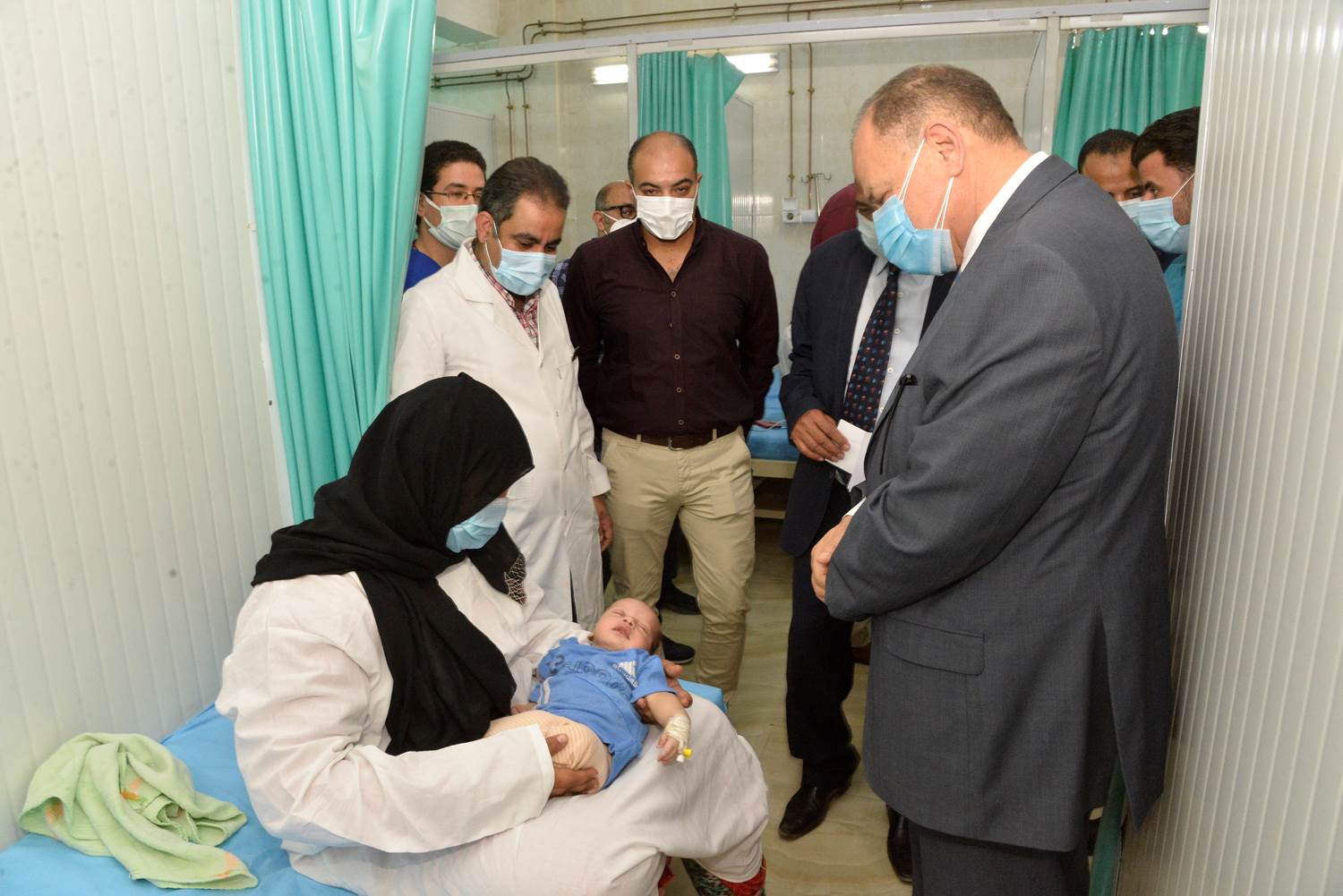 محافظ أسيوط يزور مستشفيات الايمان العام والشاملة لتهنئة المرضى بعيد الفطر (6)