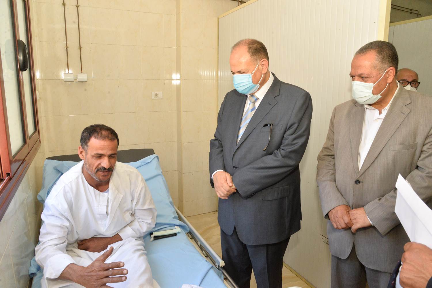محافظ أسيوط يزور مستشفيات الايمان العام والشاملة لتهنئة المرضى بعيد الفطر (8)