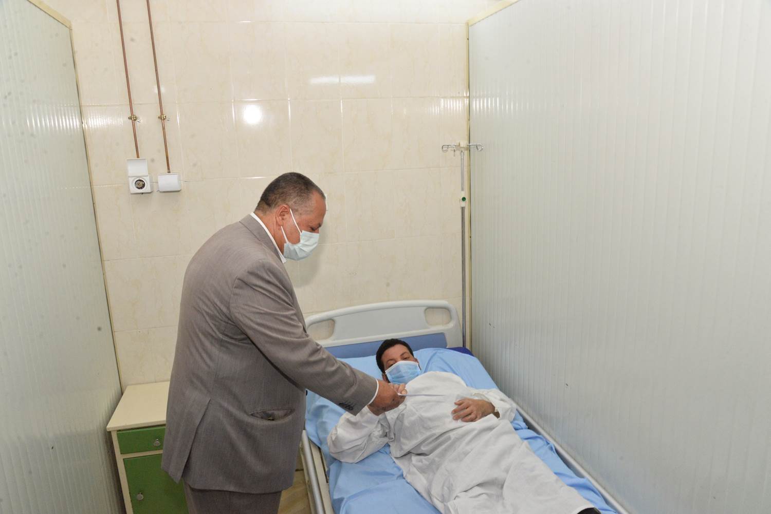 محافظ أسيوط يزور مستشفيات الايمان العام والشاملة لتهنئة المرضى بعيد الفطر (10)