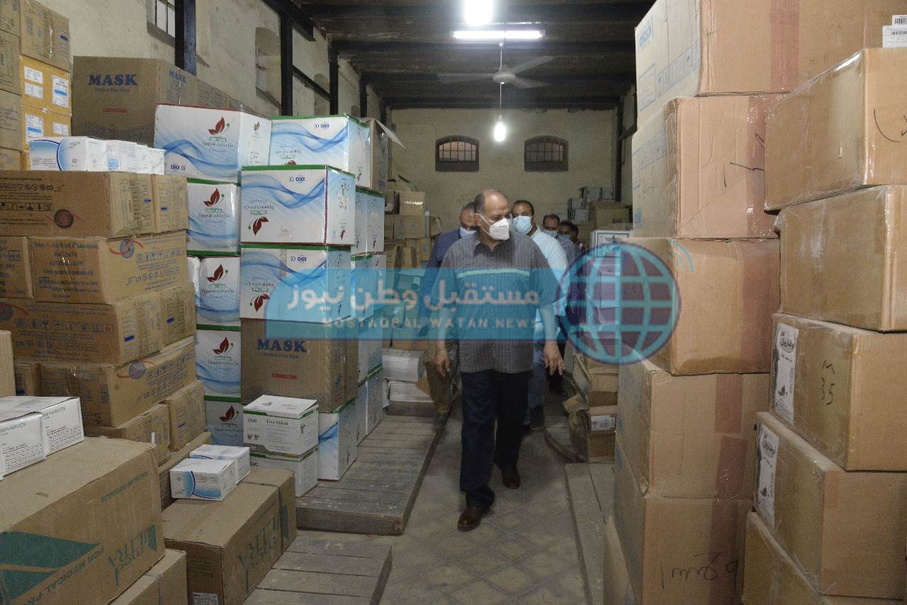محافظ أسيوط يتفقد مخزن المستلزمات الطبية الاقليمي بحي غرب (10)