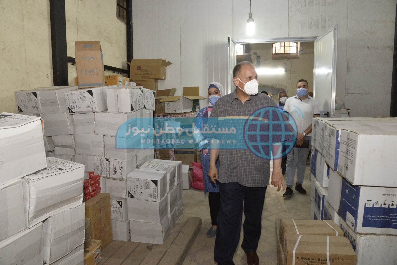 محافظ أسيوط يتفقد مخزن المستلزمات الطبية الاقليمي بحي غرب (5)