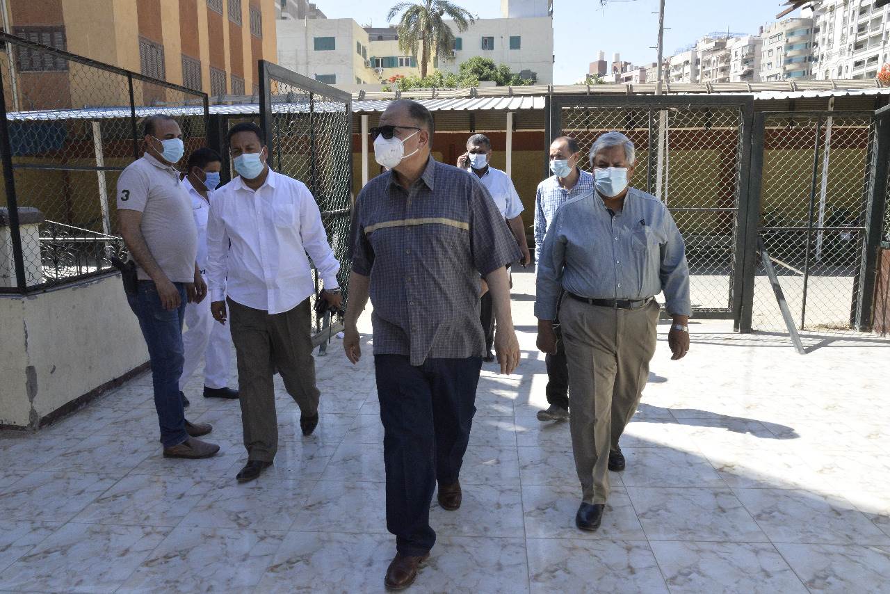 محافظ أسيوط يتفقد مستشفى الصدر ويطمئن على منظومة الأكسجين (3)