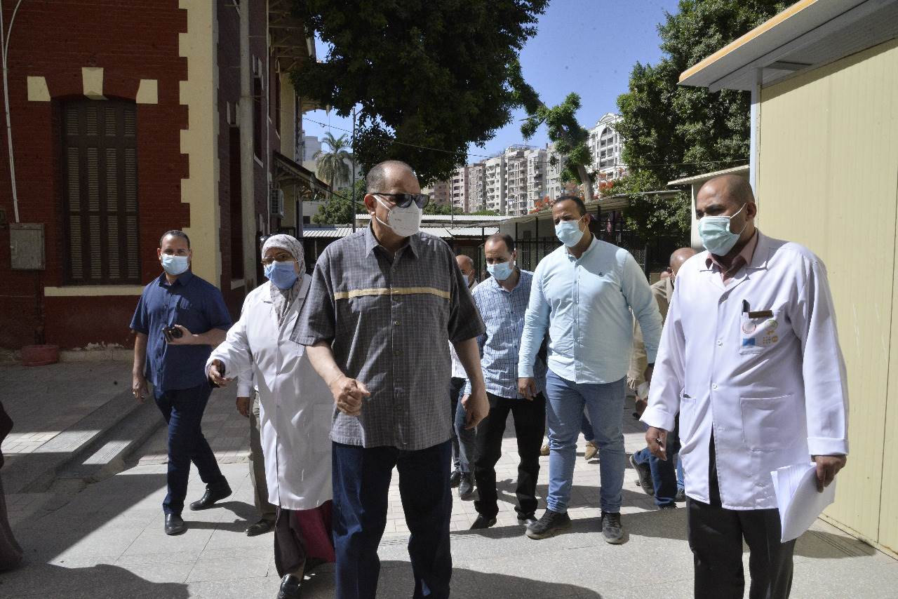 محافظ أسيوط يتفقد مستشفى الصدر ويطمئن على منظومة الأكسجين (10)