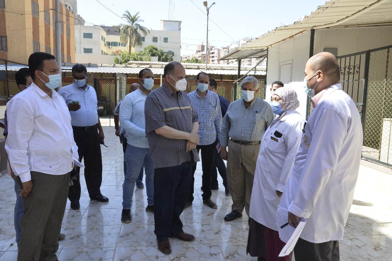 محافظ أسيوط يتفقد مستشفى الصدر ويطمئن على منظومة الأكسجين (4)