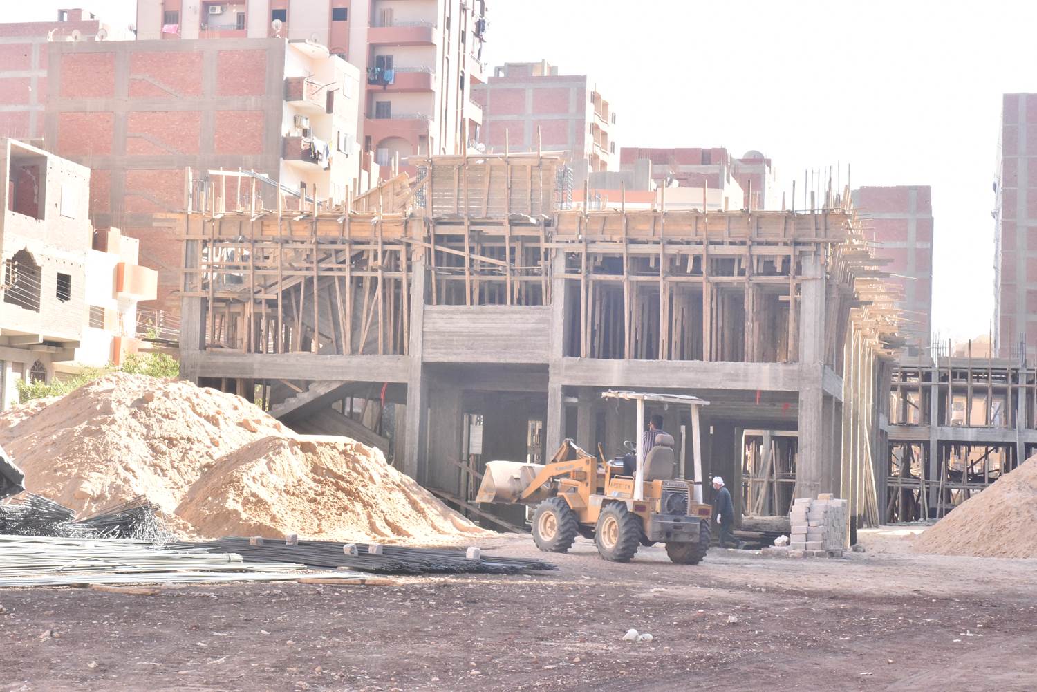 محافظ أسيوط يتفقد إنشاء مدرسة التجاريين الرسمية لغات (2)
