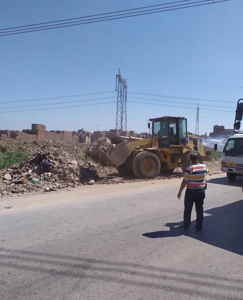 وحدة الانقاذ السريع ترفع مخلفات مباني وقمامة بالطريق الدائري (11)