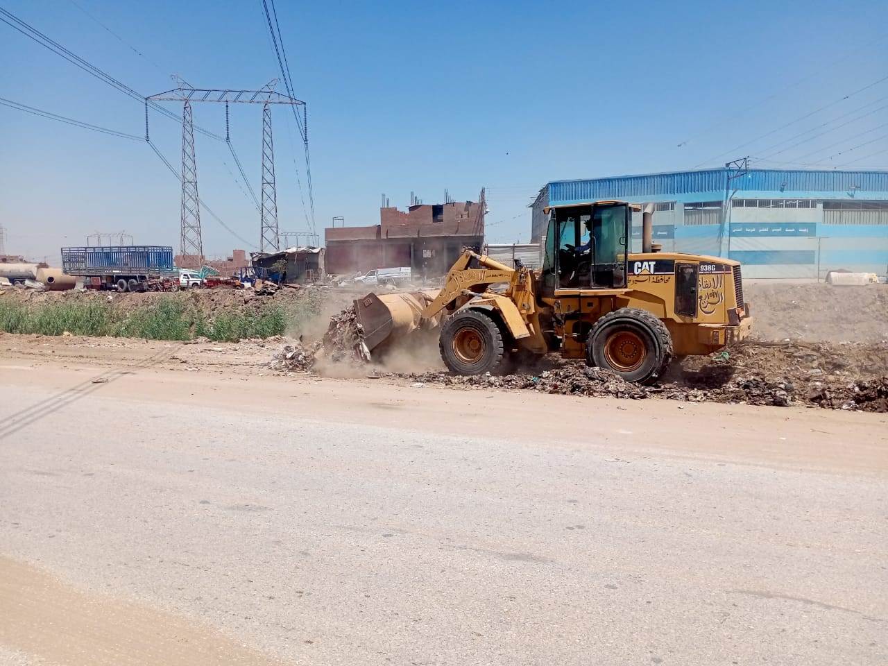 وحدة الانقاذ السريع ترفع مخلفات مباني وقمامة بالطريق الدائري (5)