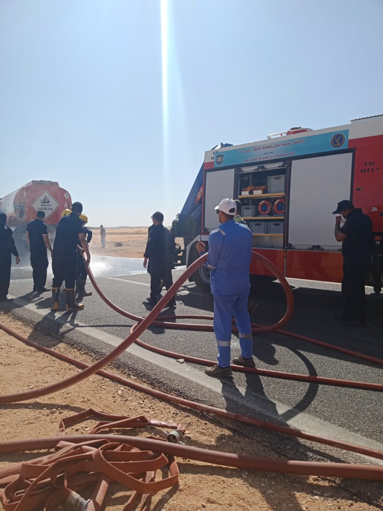 عملية سحب السولار والسيطرة على الحادث ورفع آثار من الطريق (1)