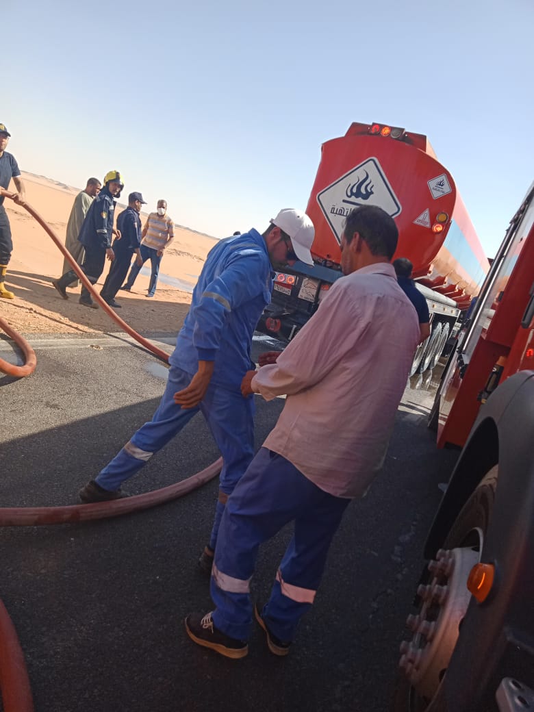 عملية سحب السولار والسيطرة على الحادث ورفع آثار من الطريق (3)