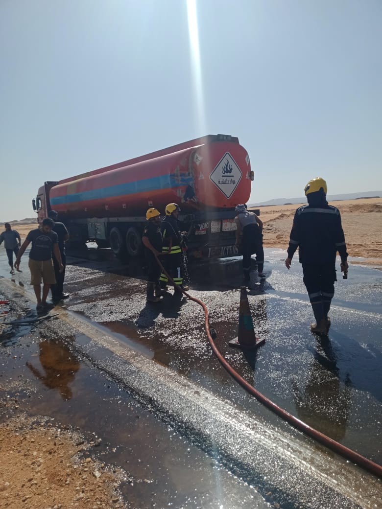 عملية سحب السولار والسيطرة على الحادث ورفع آثار من الطريق (8)
