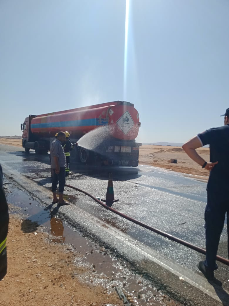 عملية سحب السولار والسيطرة على الحادث ورفع آثار من الطريق (9)