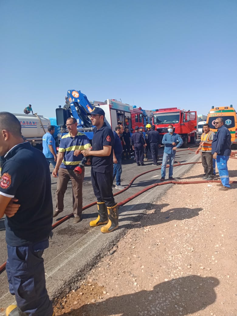 عملية سحب السولار والسيطرة على الحادث ورفع آثار من الطريق (10)