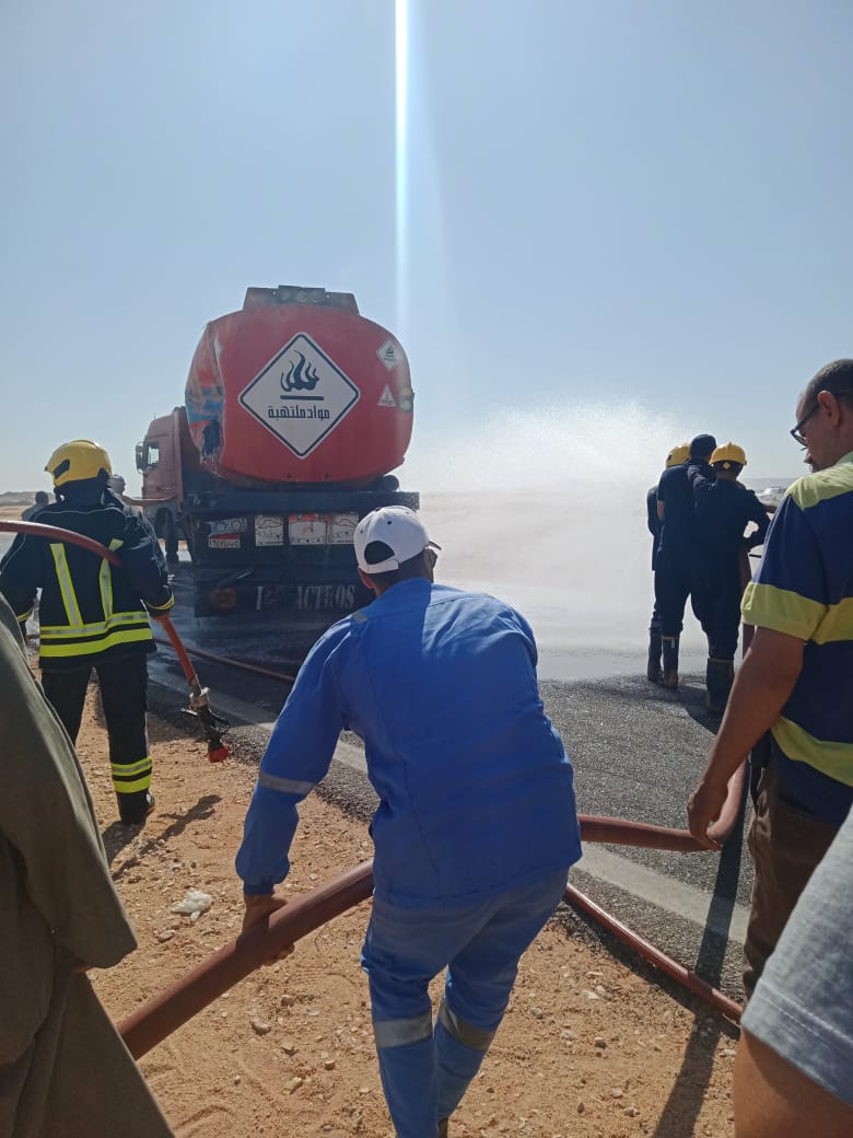 عملية سحب السولار والسيطرة على الحادث ورفع آثار من الطريق (11)