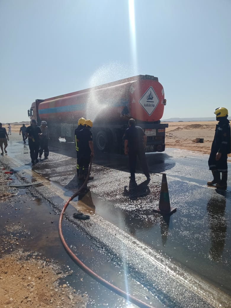 عملية سحب السولار والسيطرة على الحادث ورفع آثار من الطريق (12)