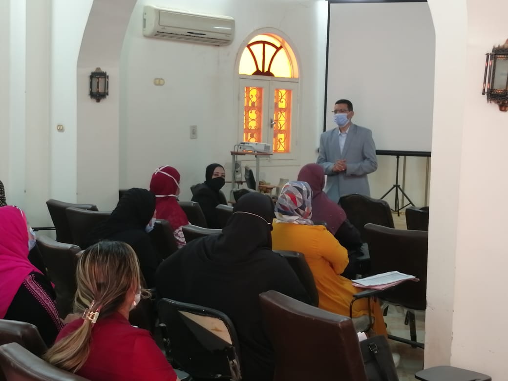 قومي المرأة يختتم حملة طرق الأبواب في الوادي الجديد (2)