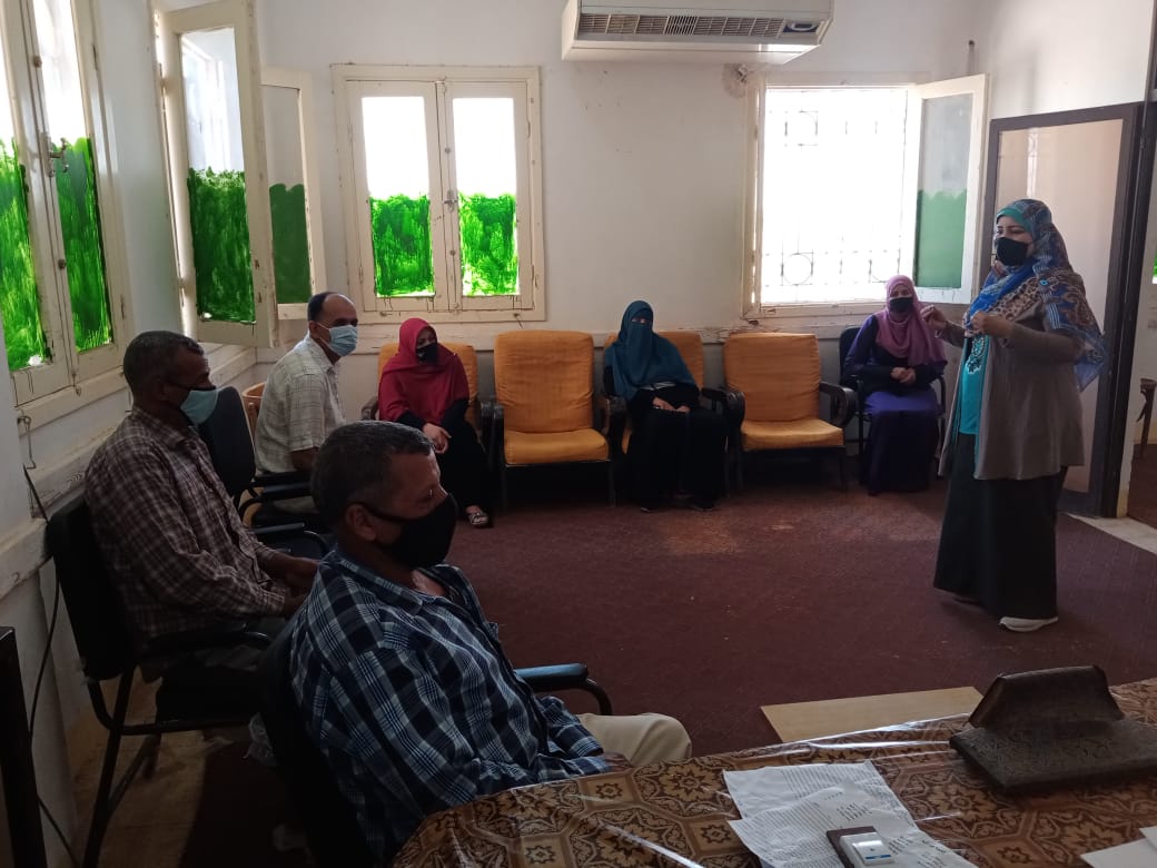 قومي المرأة يختتم حملة طرق الأبواب في الوادي الجديد (4)