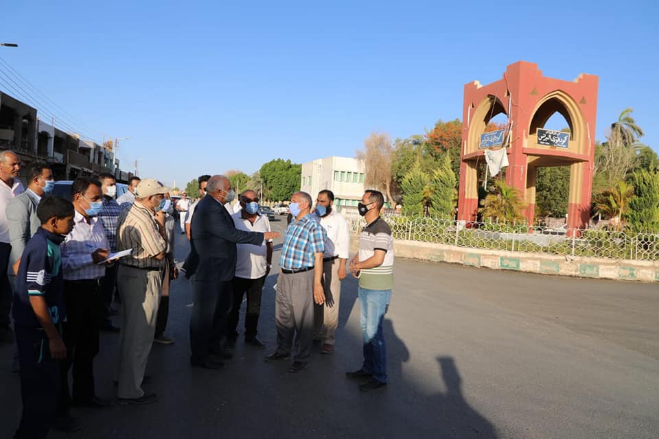 محافظ الوادي الجديد يتفقد مشروعات رصف الطرق بالداخلة