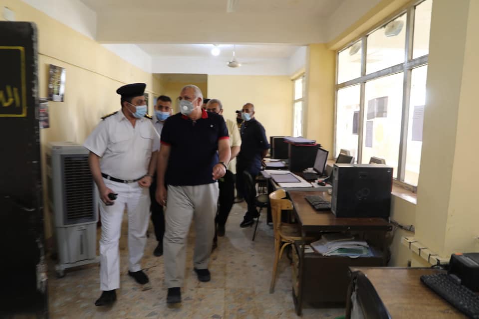 محافظ الوادي الجديد يتفقد مبنى وحدة مرور الفرافر ة (3)