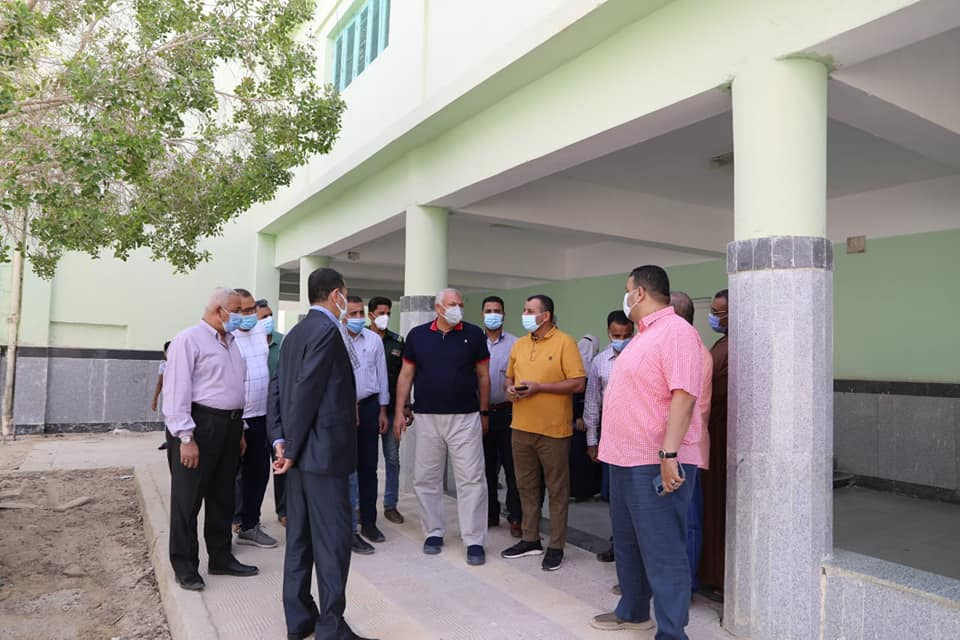 محافظ الوادي الجديد يوجه بزيادة حوافز أطباء مستشفى الفرافرة تقديرا لجهودهم (2)