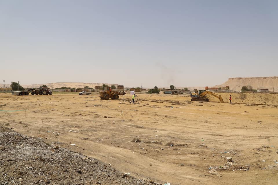 محافظ الوادي الجديد يتابع مشروعات حياة كريمة بقري الفرافرة (2)