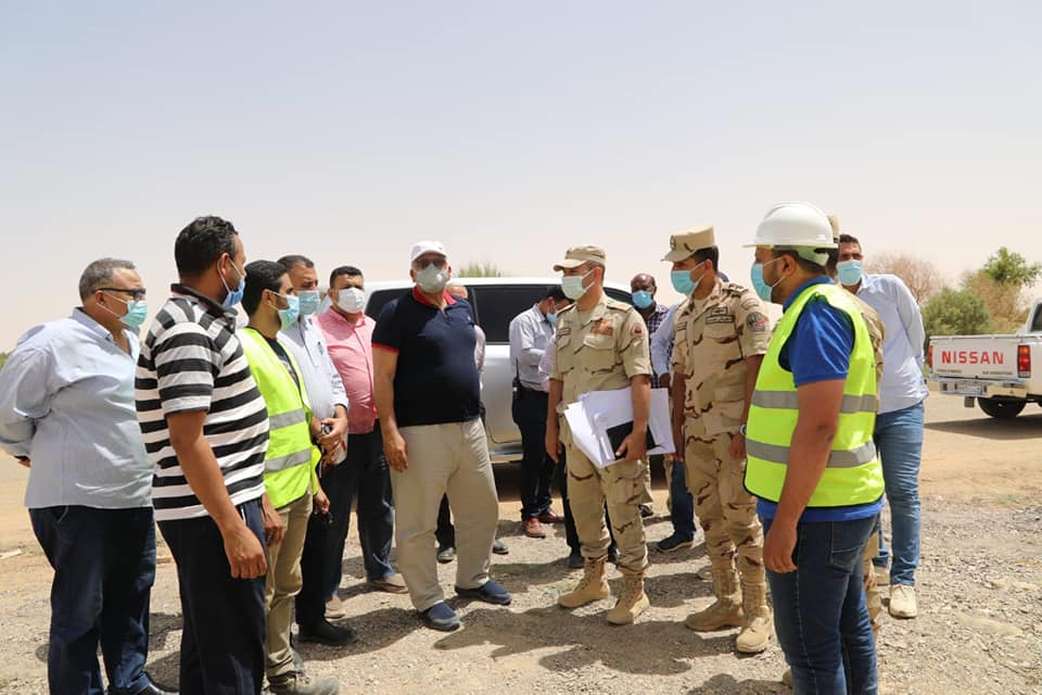 محافظ الوادي الجديد يتابع مشروعات حياة كريمة بقري الفرافرة (3)